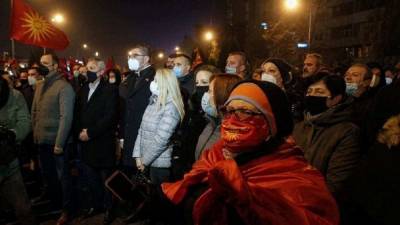 Майданный премьер Северной Македонии испугался сограждан и...