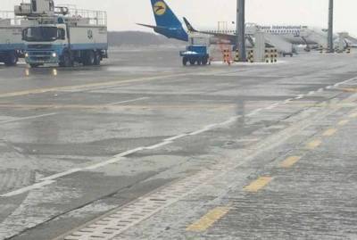 Аэропорт "Борисполь" отложил несколько рейсов МАУ из-за ледяного дождя в Киеве