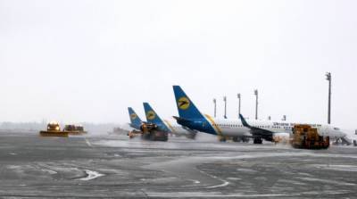 Киевские аэропорты отказываются принимать самолеты из-за сложных погодных условий