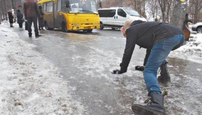 Люди катятся, маршрутки – дрифтуют: Киев накрыл гололед – эпические видео