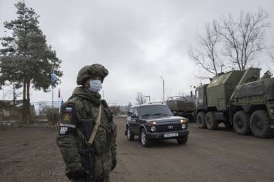 Автомобиль врезался в грузовик российских миротворцев в Карабахе