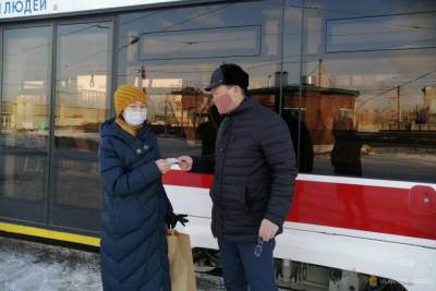 Мэр Улан-Удэ подарил волонтерам бесплатный проезд в трамвае