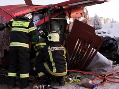 В Уфе спасателям пришлось извлекать тело водителя из разбитого самосвала
