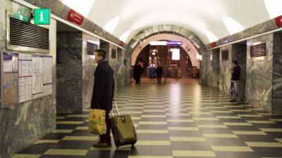В метро Петербурга начали дезинфицировать жетоны