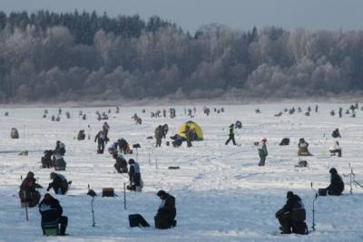 К зимней рыбалке в Петербурге подготовились спасатели