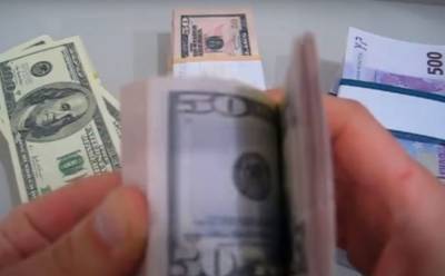 Доллар “поднял голову”, гривна шарахнулась: курс валют на 11 декабря