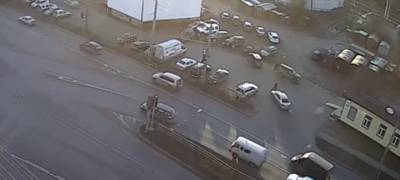 Опубликована видеозапись, как автомобиль сбил пешехода на парковке в Петрозаводске (ВИДЕО)