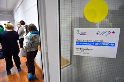 Россияне оценили идею обязательной прививки от коронавируса ради отпуска