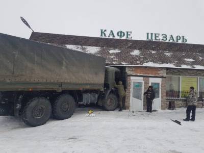 На трассе Новосибирск — Кемерово военный грузовик протаранил здание кафе