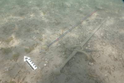 Сапсерфер нашел на дне озера двуручный меч начала XVI века