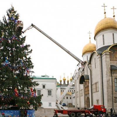 Главная новогодняя ель России сегодня торжественно прибудет в Кремль