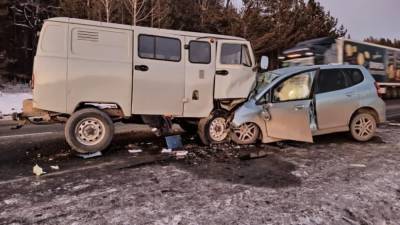 На трассе М-5 в Челябинской области Honda влетела в УАЗ. Есть погибший