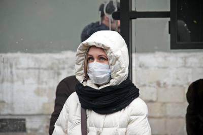 Россиянам рекомендовали снимать маску на улице в мороз