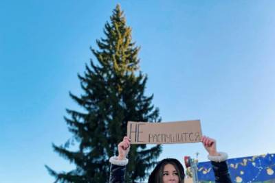 Петербурженка вышла на пикет против установленной на Дворцовой елки