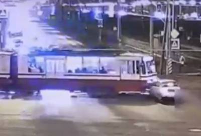 Видео: «Лада» врезалась в трамвай на юго-западе Петербурга