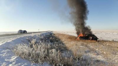 В Башкирии перевернувшийся автомобиль охватило пламя: есть пострадавшие