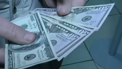 Доллар вновь атакует гривну: обменники колотит, курс от Нацбанка