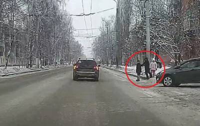 В Башкирии ребенок толкнул друга под машину (видео)