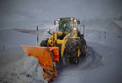 «Всех ожидает веселая пятница»: дорожники Ленобласти предупредили автомобилистов о снежном буране
