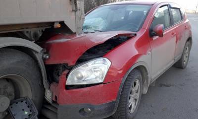 В Петрозаводске ослепленная солнцем женщина-водитель врезалась в грузовик
