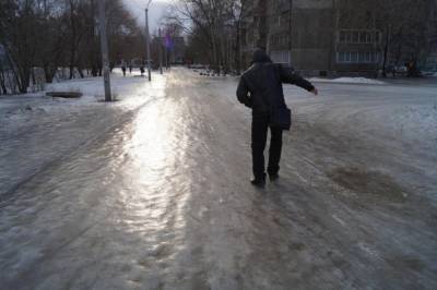 Падающие люди, дрифтующие авто и экстремалы на коньках: яркие видео гололедного апокалипсиса в Киеве