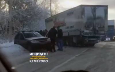 В Кемерове фура в результате ДТП перегородила улицу Нахимова