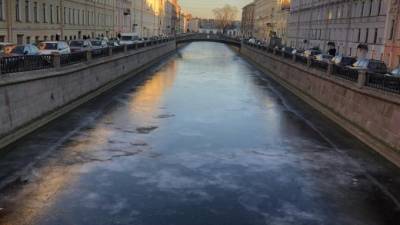 Канал Грибоедова в центре Петербурга покрылся льдом