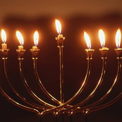 В Тель-Авиве и Иерусалиме зажгли первые ханукальные свечи