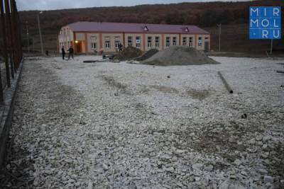 Заместитель главы Карабудахкентского района осмотрел ход строительства мини-поля в селе Какашура