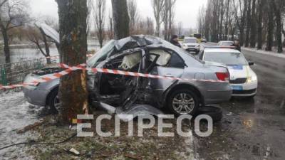 В Киеве Hyundai врезался в дерево, водитель погиб