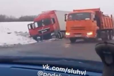На трассах юга Псковской области скользко, предупреждают водители