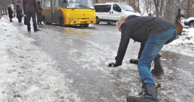 Гололедный апокалипсис в Киеве: пешеходам приходится скользить по тротуарам (видео)