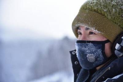 Врачи предостерегли россиян от ношения маски на улице зимой