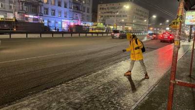 Украину накрыли ледяные дожди, Киев парализовал гололёд