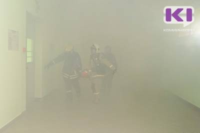 В Койгородке пожарные вытащили из горящей квартиры двух спящих женщин