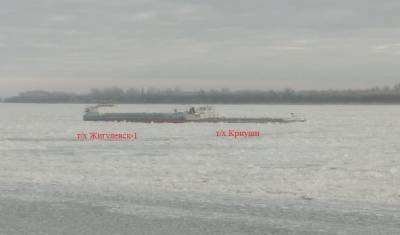 В Астраханской области спасают застрявшее в ледяных торосах аварийное судно