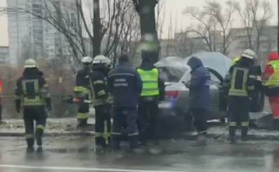 Гололед в Киеве привел к трагедии на дороге: кадри с места фатального ДТП