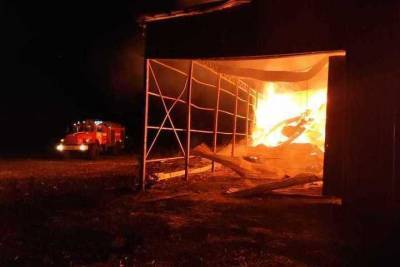 Большой пожар вспыхнул в ангаре возле станицы Старокорсунской