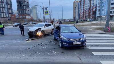 Два авто с детьми столкнулись на юго-западе Петербурга