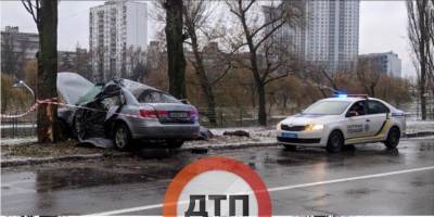 В Киеве на Русановке машину занесло в дерево, один человек погиб