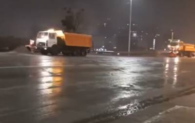 Коммунальщики выбились из сил: работали всю ночь - лед сковал дороги Киева
