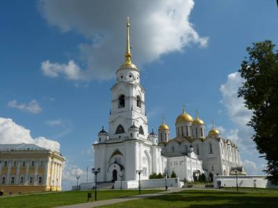 В церквях Петербурга запретили целовать руки священникам и снимать маски