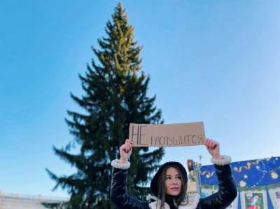Петербурженка вышла на пикет против ели на Дворцовой площади