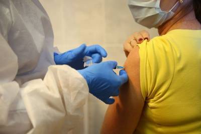 В Екатеринбурге поставили первые прививки из новой партии вакцины от коронавируса