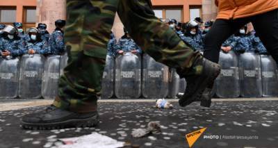 В Ереване протестующие перекрыли дорогу, ведущую к зданию Минобороны