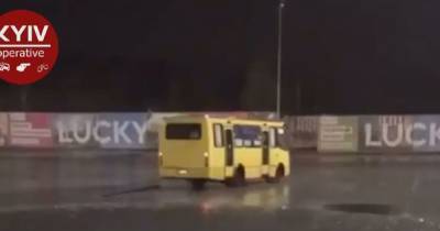 Гололед в Киеве: маршрутка устроила дрифт на заледенелой парковке (видео)