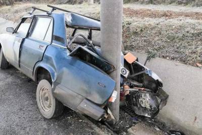 На кубанской трассе автомобилист пострадал, врезавшись в столб электропередачи