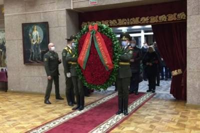 Лукашенко прислал венок умершему сопернику по президентским выборам