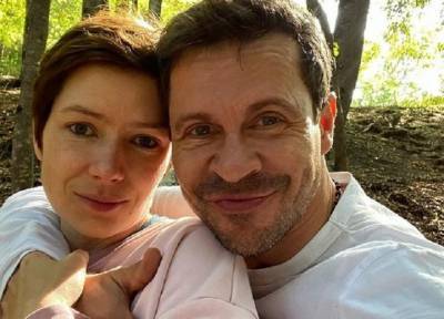 Отношения были свободными: актер Павел Деревянко ушел от своей гражданской жены