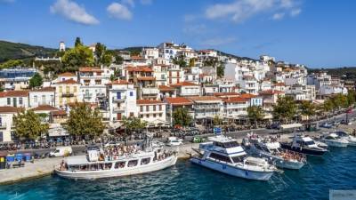 Власти Греции сократили длительность карантина для туристов